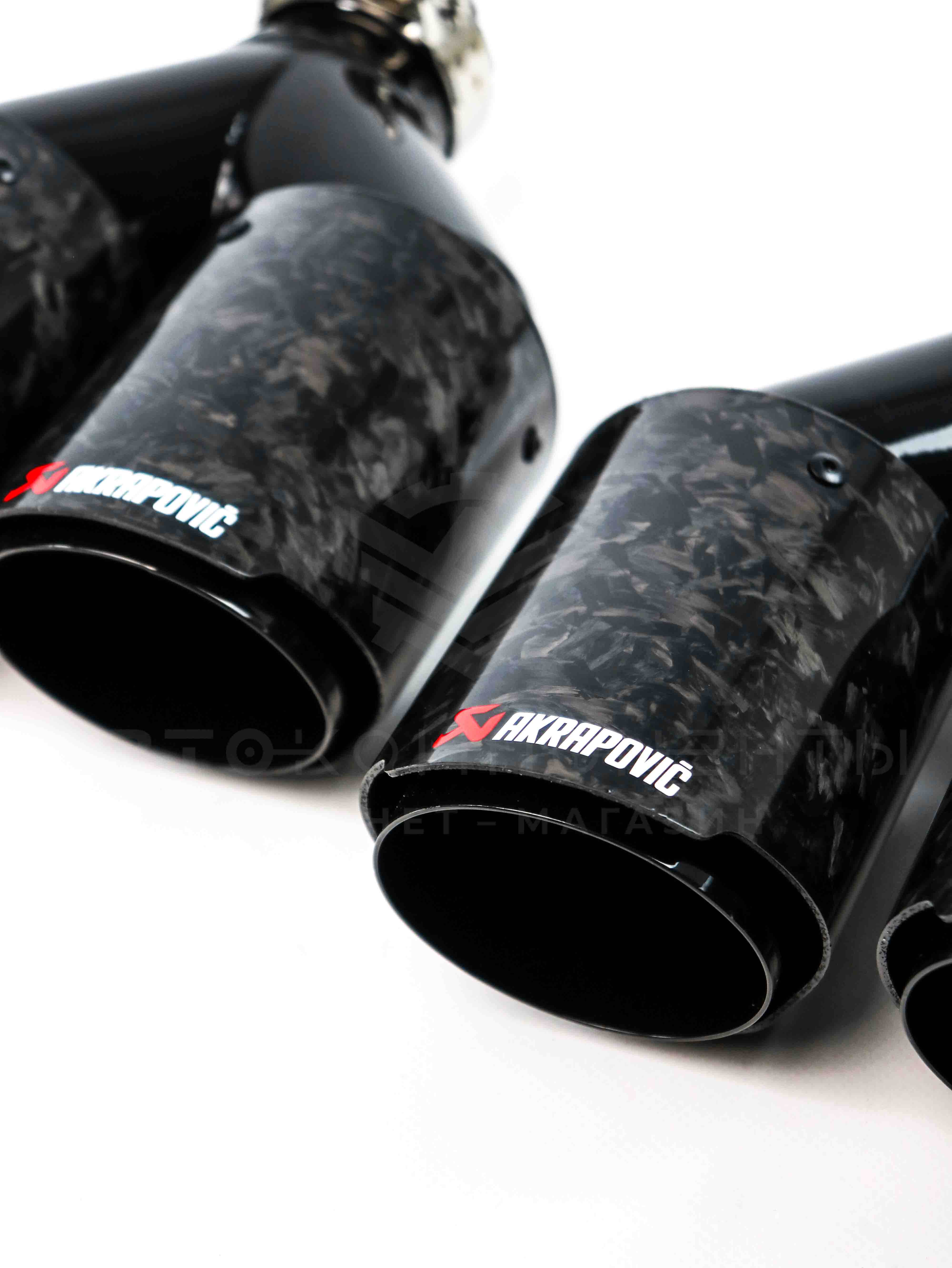 Раздвоенные насадки на глушитель AKRAPOVIC (открытого типа) 51-89мм (кованый карбон, черные) (2 шт)