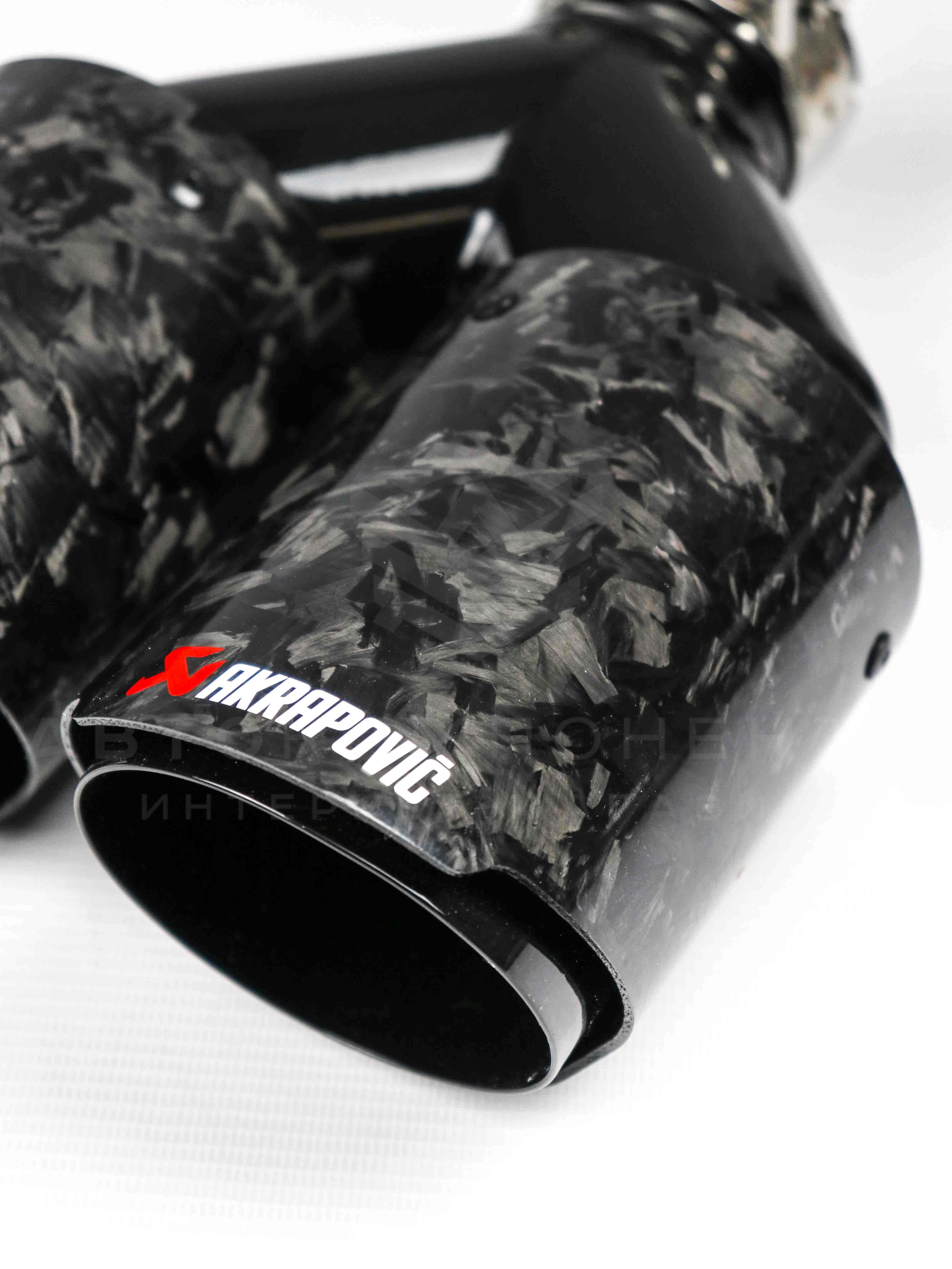 Раздвоенная насадка AKRAPOVIC (открытого типа) на глушитель (прямая) 51-89мм (кованый карбон, черная)