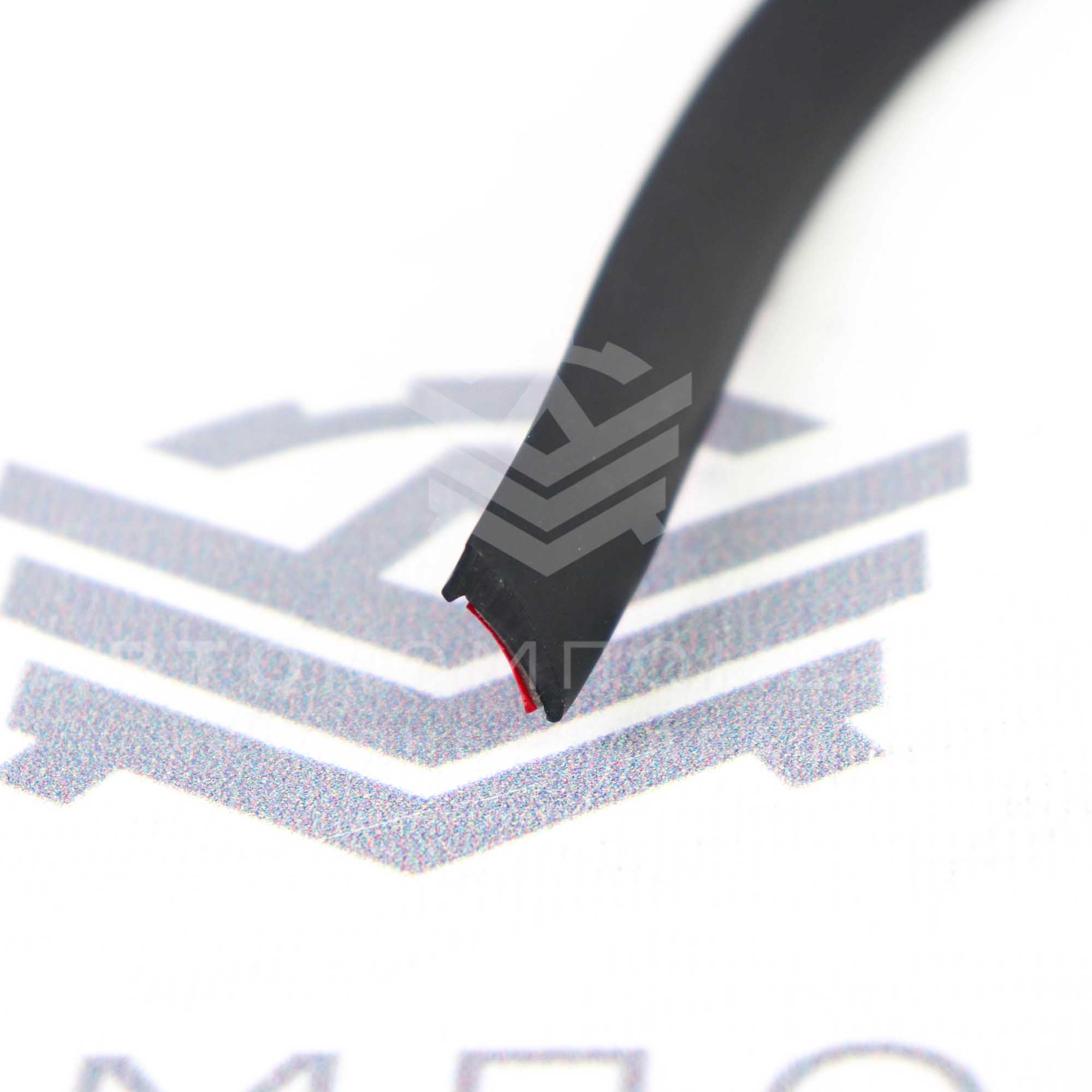 Верхняя резинка (уплотнитель) лобового стекла Лада Ларгус