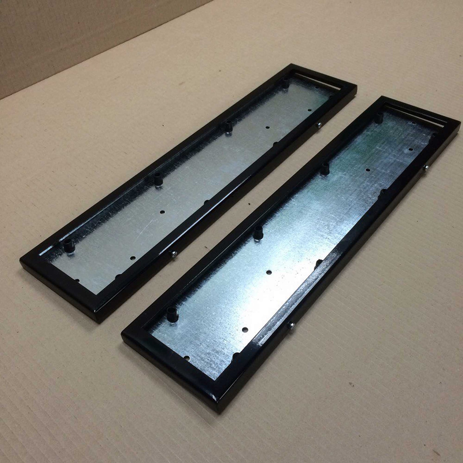 Широкие номерные рамки (со стенкой)