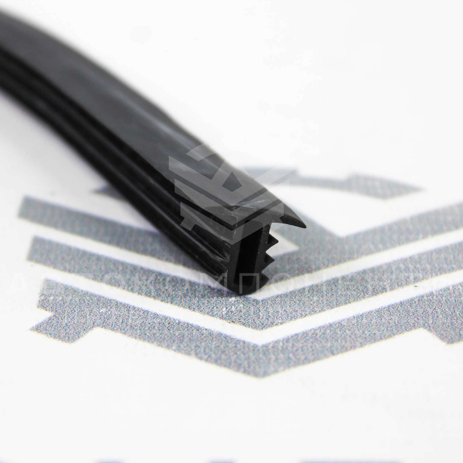 Универсальный уплотнитель между панелью и лобовым стеклом РКИ-Т Универсальный уплотнитель между панелью и лобовым стеклом РКИ-Т