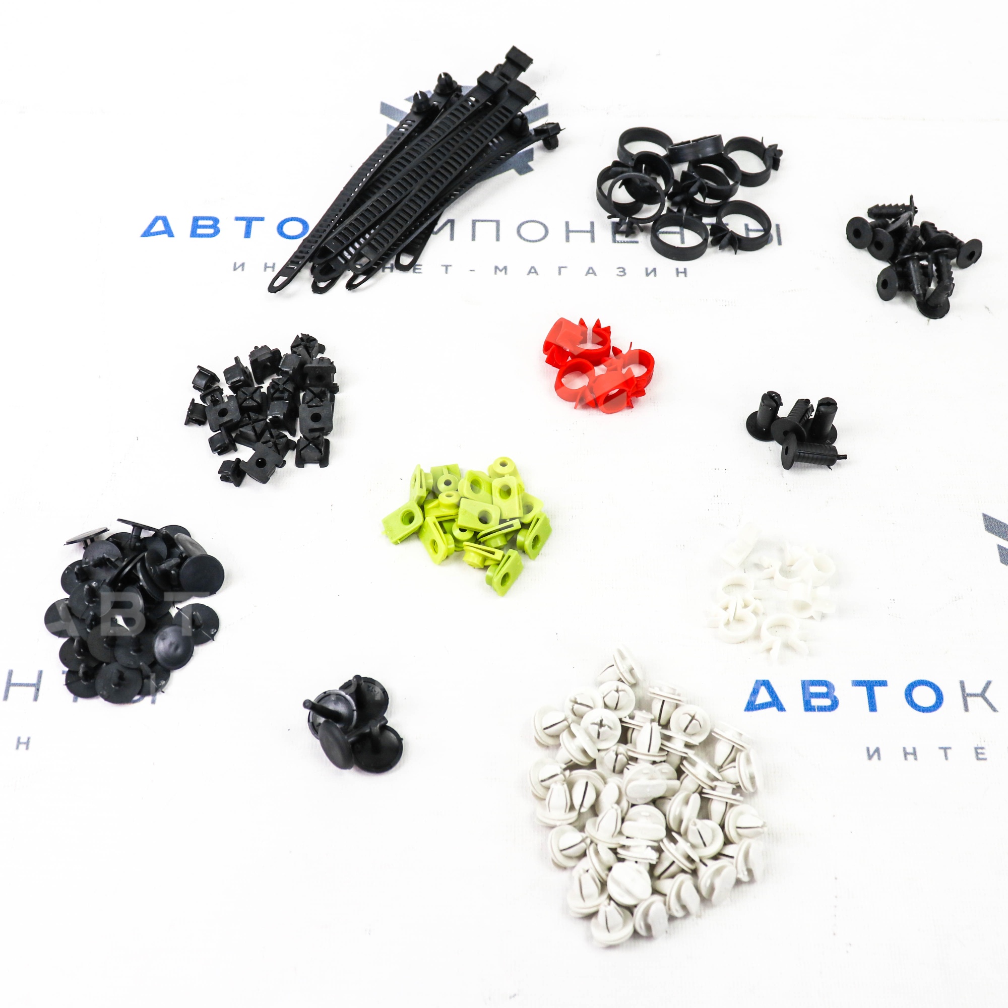 Набор пластмассовых изделий на кузов ВАЗ 2104, 2105, 2107, Лада Нива 4х4, Ока